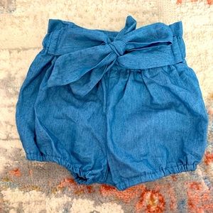 Baby jean shorts with bow.